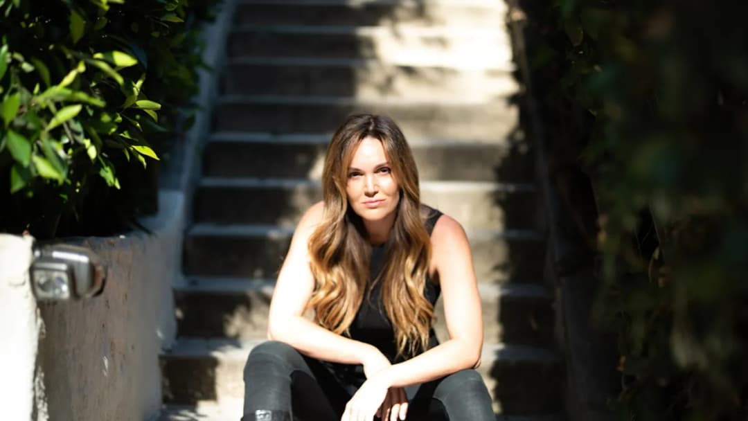 Jaka książka jest czytana w radiu RMF FM? Poznaj tajemnice Amaryllis Fox