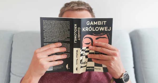 Gambit królowej recenzja książki - odkryj mroczne tajemnice i pasję
