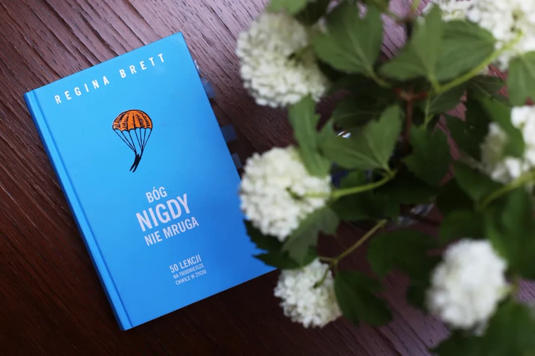 Recenzja książki bóg nigdy nie mruga – odkryj niezwykłe lekcje życia