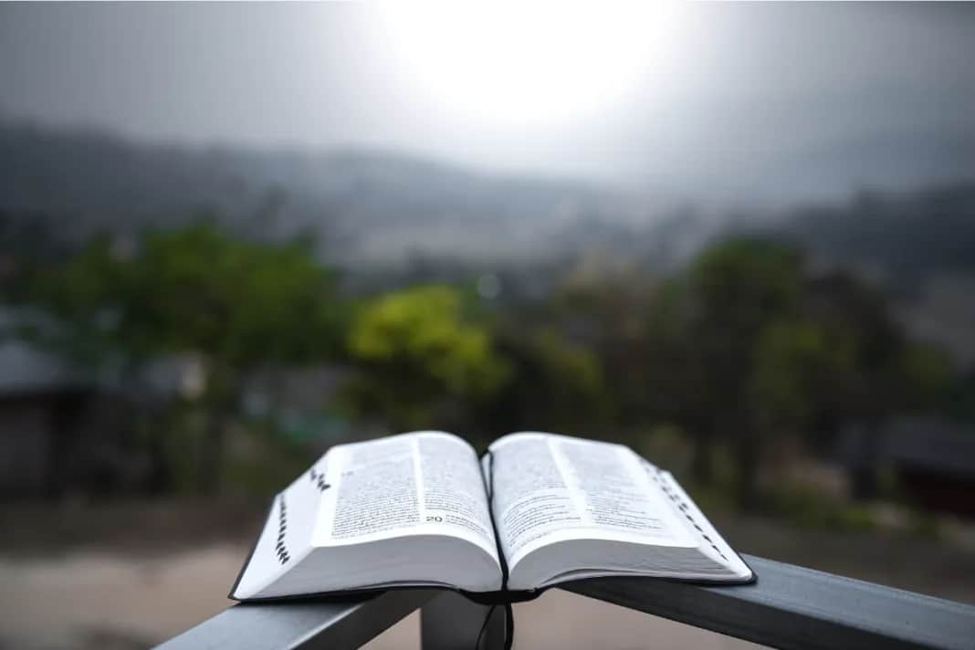 Czy Biblia to literatura? Kontrowersje i gatunki literackie w Biblii