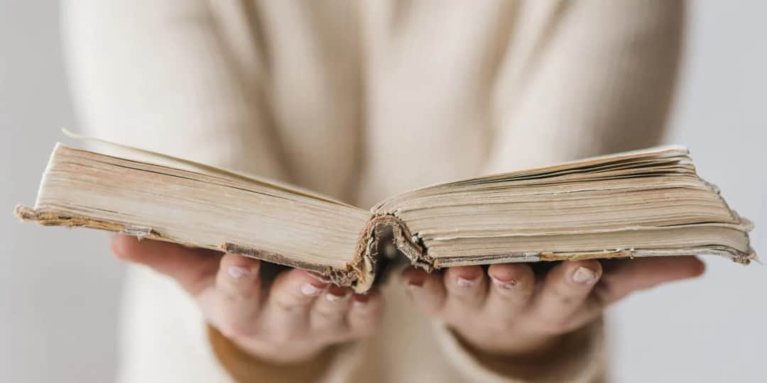 Jak skleić książkę: proste sposoby na naprawę i trwałe efekty