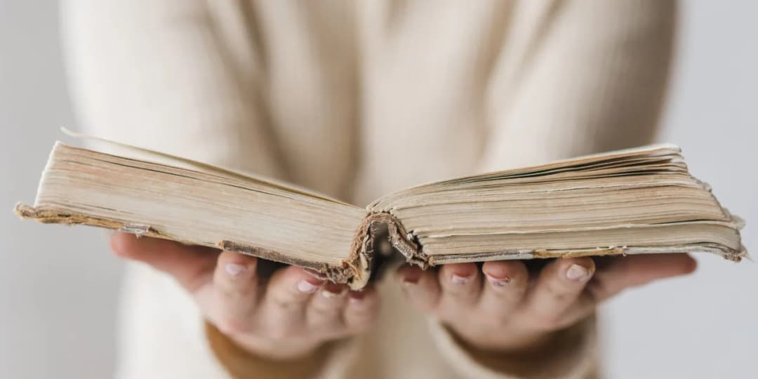 Jak skleić książkę: proste sposoby na naprawę i trwałe efekty